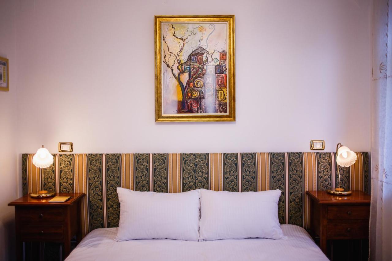 Casa 3 Guesthouse Орадеа Екстериор снимка