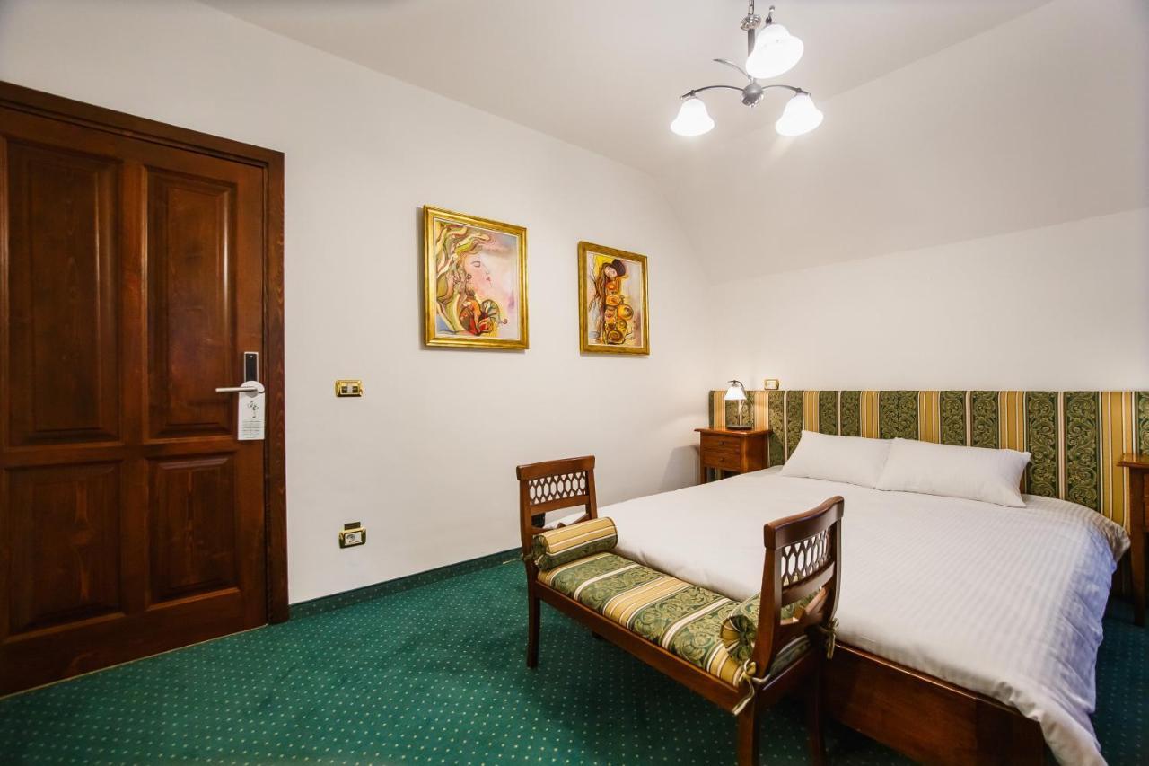 Casa 3 Guesthouse Орадеа Екстериор снимка