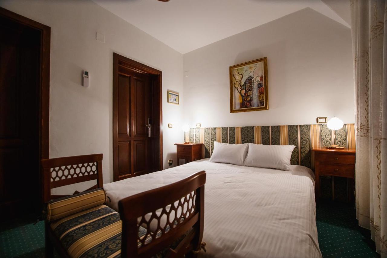 Casa 3 Guesthouse Орадеа Екстериор снимка