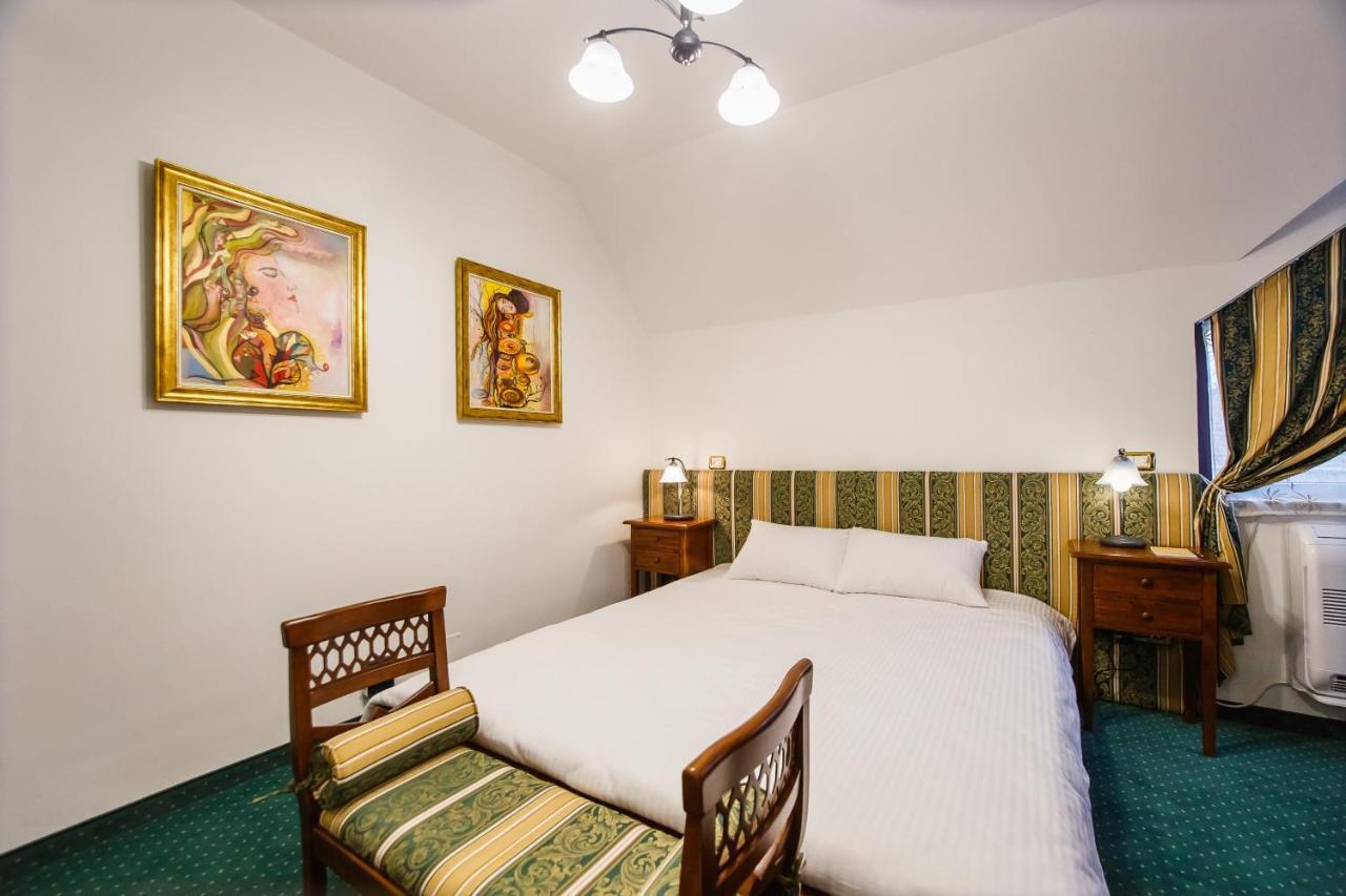Casa 3 Guesthouse Орадеа Екстериор снимка
