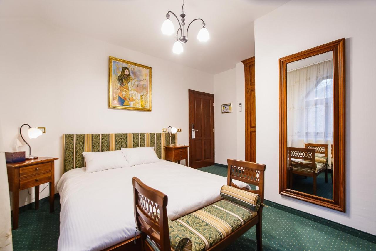 Casa 3 Guesthouse Орадеа Екстериор снимка